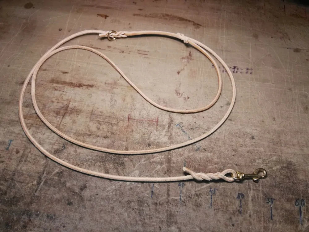 Lovecké vodítko přes rameno s mosaznou karabinou